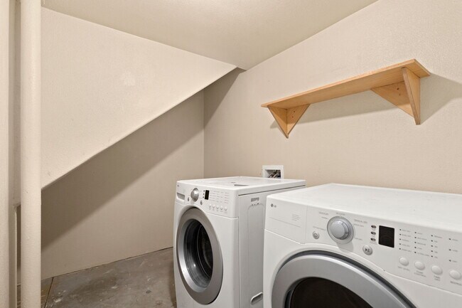 Building Photo - 3761 Mt Flora St