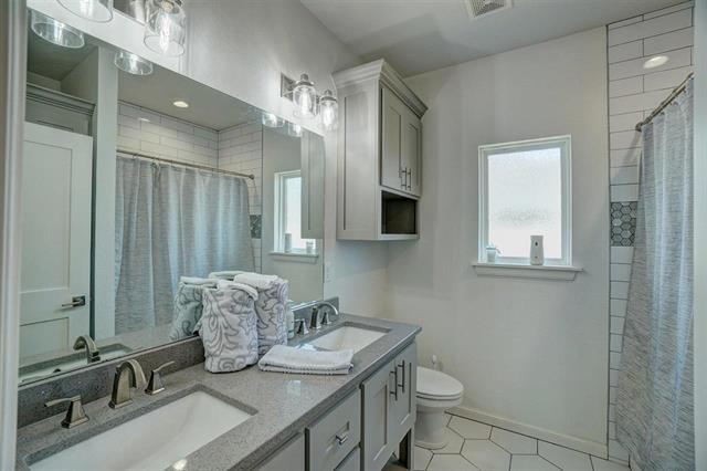 Building Photo - 1015 Greenview Dr
