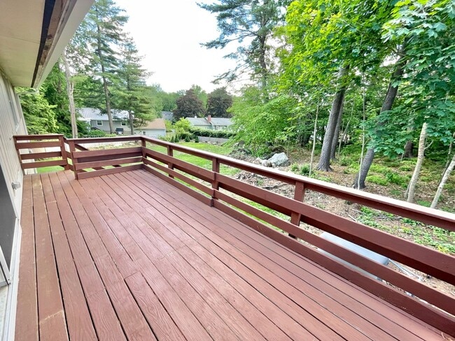 Building Photo - Spacious 4 Bed / 3 Bath Single-Family Home...