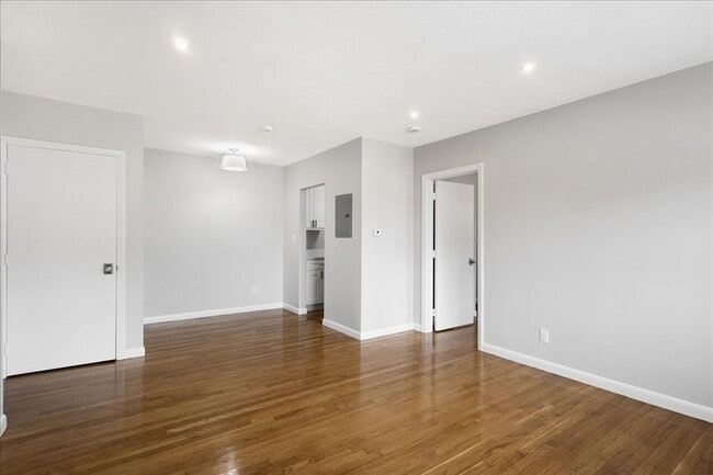 Building Photo - 11 Schubert St
