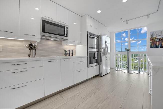 Building Photo - 4114 W Palm Aire Dr