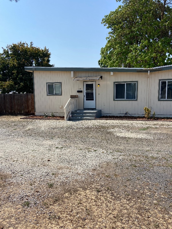 Building Photo - 414 E Sanson Ave