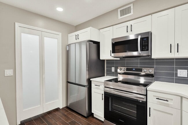 Building Photo - Charming 2-Bedroom + Bonus Room/Loft, 2-Bath Townhome Retreat in Conway!