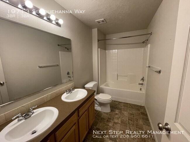 Building Photo - 3 Bed 2.5 Bath Home