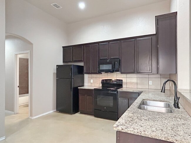 Building Photo - Beautiful Duplex Home In New Braunfels