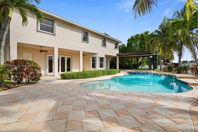 Building Photo - 926 Marina Dr