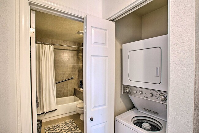 Building Photo - 9708 E Vía Linda