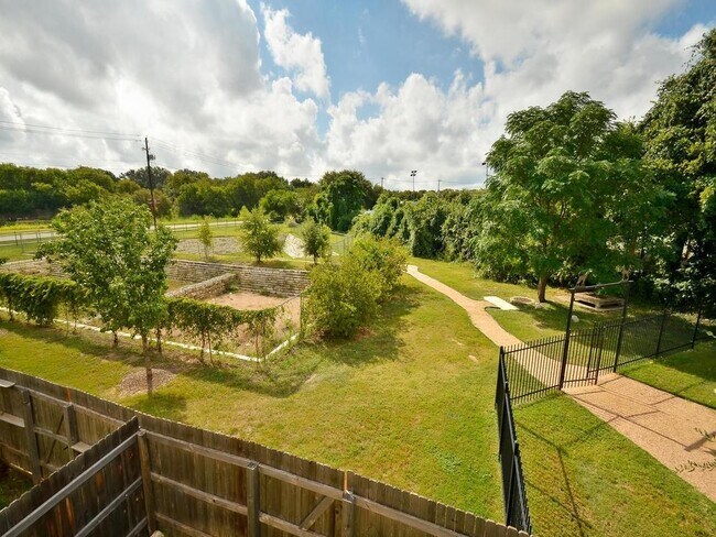 Building Photo - 13420 LYNDHURST St