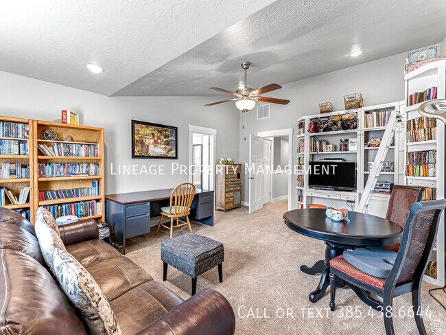 Building Photo - 10855 N Sandstone Way