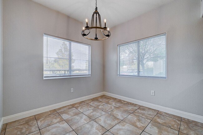 Building Photo - Spacious 2 Bedroom Condo in Gated Community!