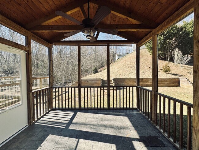 Building Photo - South AVL - Well Kept, Large Home with Garage