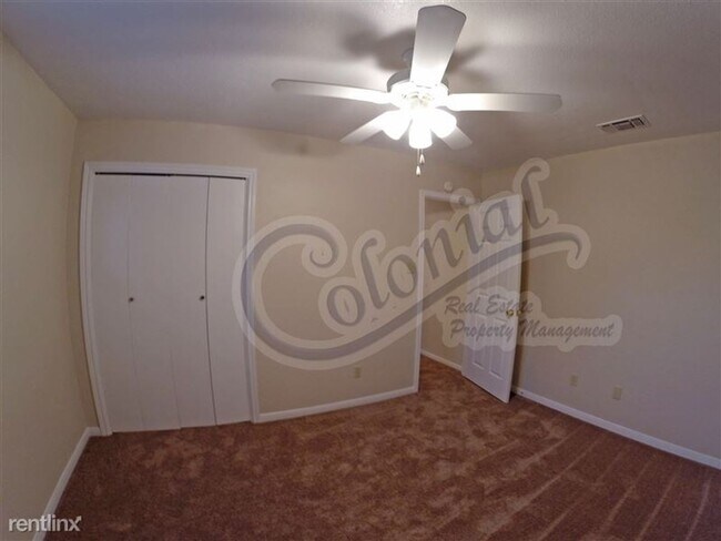 Building Photo - 215 E Robin Ln