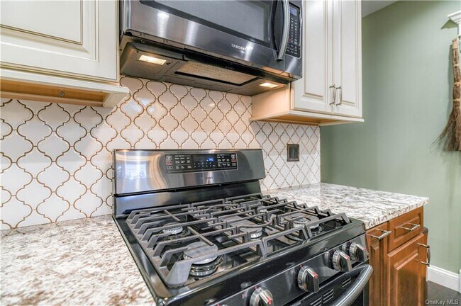 Building Photo - 105 Main St