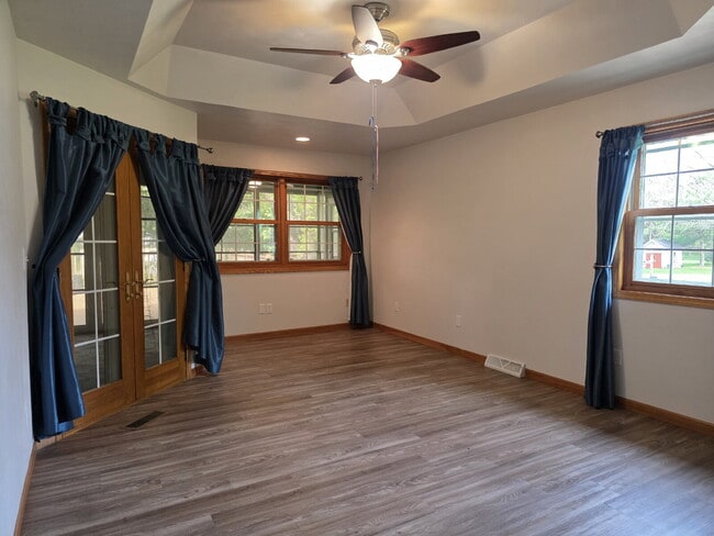 Building Photo - Multi generational Home New London