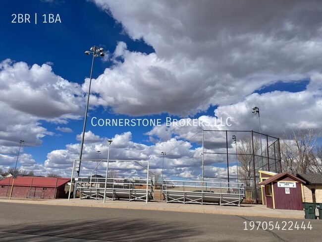 Building Photo - Newly remodeled apartment near Sunset base...