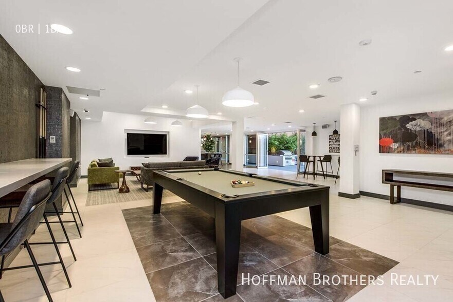 Building Photo - 453 S Kenmore Ave