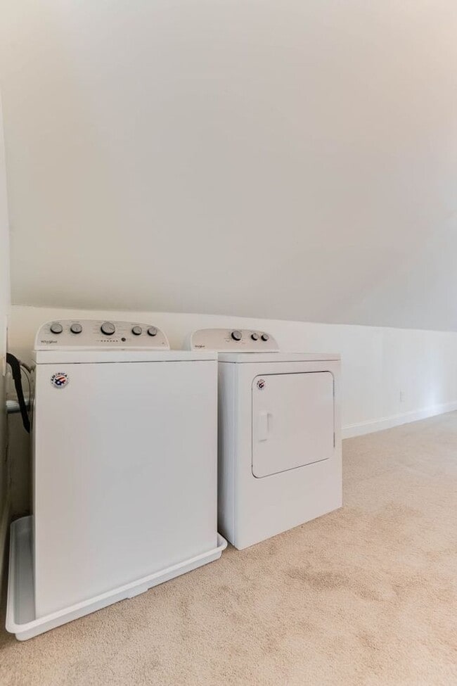 Building Photo - Beautifully Updated 4 BR/2 BA Upper-Level Duplex in Minneapolis with 2-Car Garage!