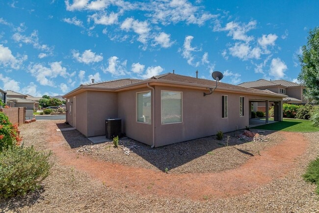 Building Photo - Washington Fields Home with Casita!