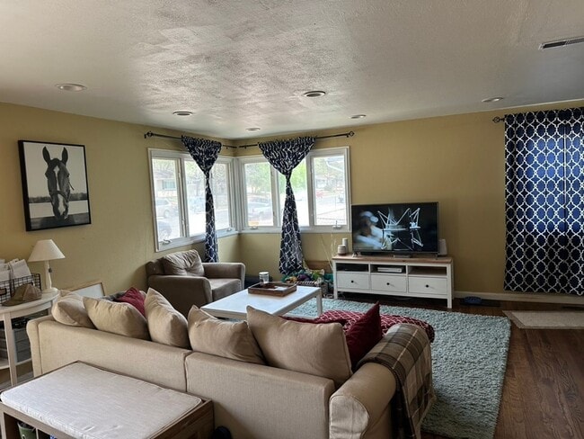 Building Photo - CUTE 3BD RANCHER WITH CHARACTER IN CENTRAL...