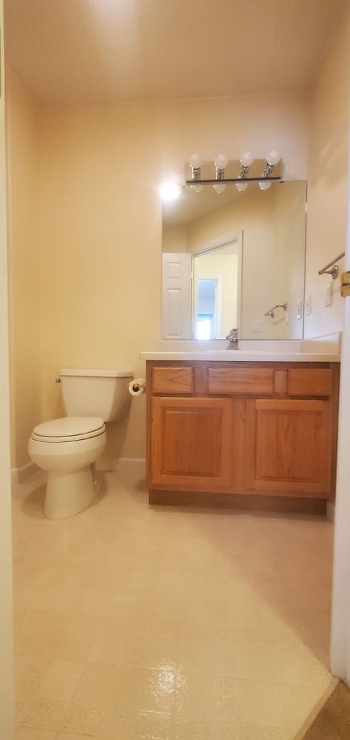 Building Photo - Large 5 bedroom 3 bathroom home!