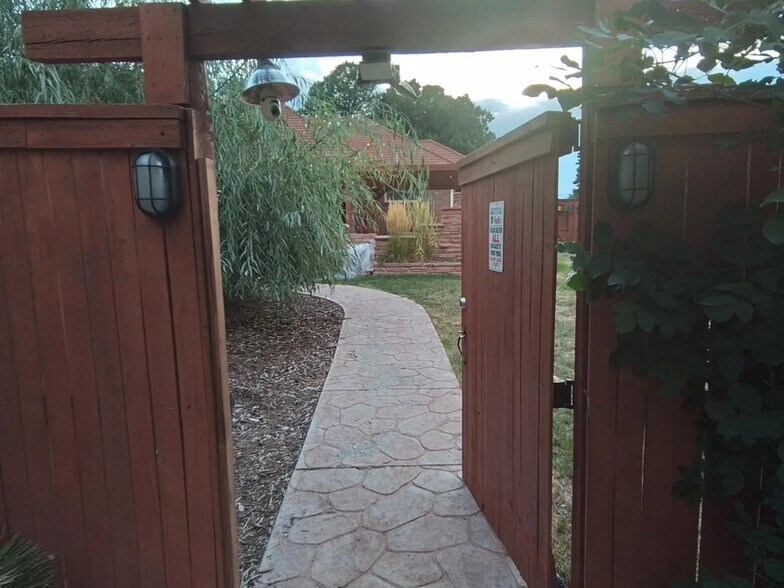 Building Photo - 2580 N Monaco St Pkwy