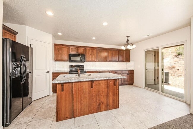 Building Photo - Beautiful Fossil Hills END UNIT!!