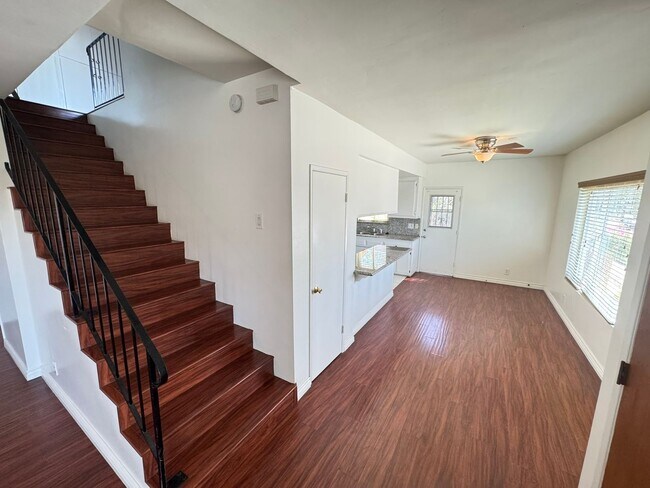 Building Photo - 1073R