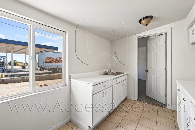 Building Photo - Cozy 1 Bed/1 Bath Duplex Home With Amazing Mountain Views In Barstow!