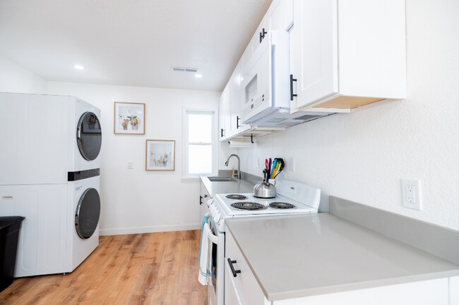 Building Photo - 600 E 8th St