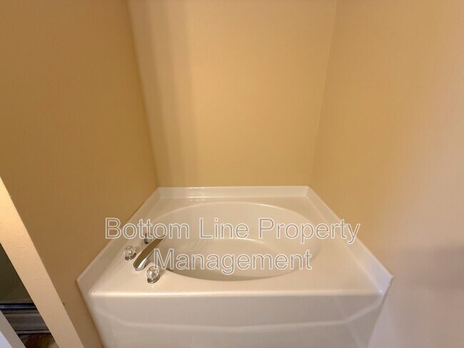 Building Photo - 8125 Rosberg Ln