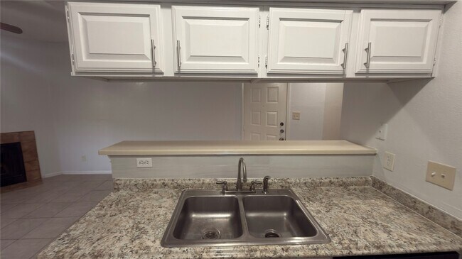 Building Photo - 10855 Meadowglen Ln