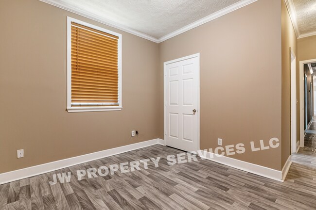 Building Photo - Spacious Pet-Friendly 3-Bedrooms Home in New Orleans