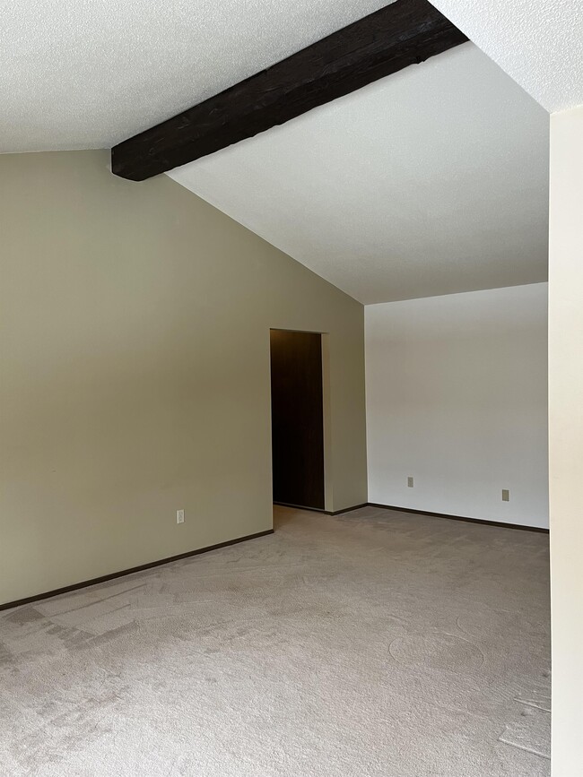 Building Photo - 1027 Smetana Rd