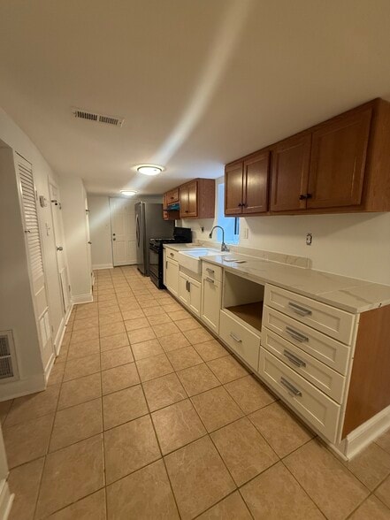 Building Photo - 1056 N Parkside Ave