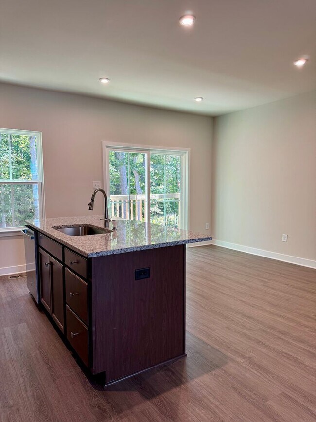 Building Photo - 3 Bedroom Townhouse w/garage located in Po...