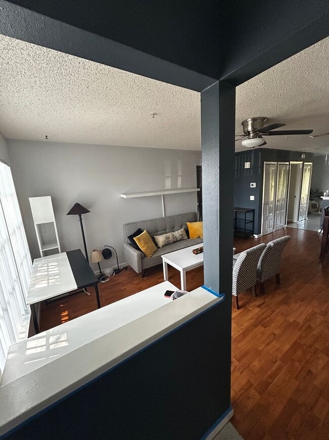Building Photo - Beautiful 2/2 Condo Located in Hunters Res...