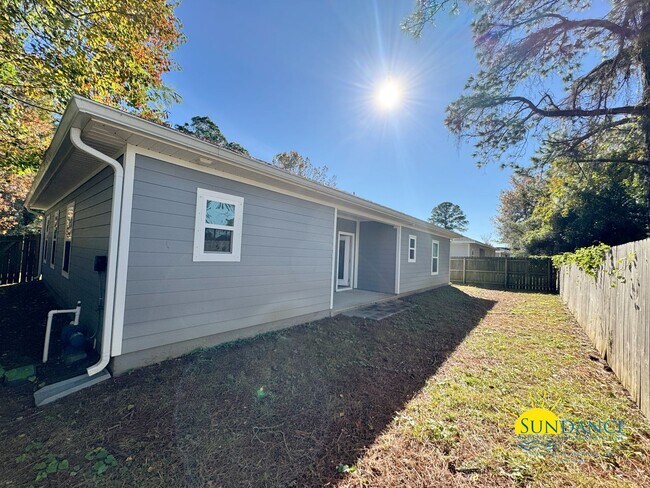 Building Photo - 2247 Wind Trace Rd N