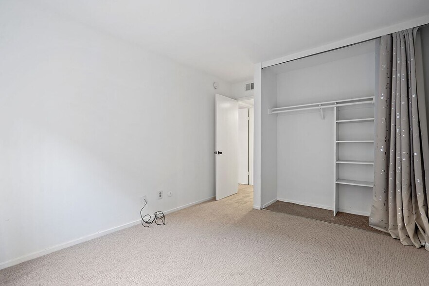 Building Photo - 3338 La Mesa Dr