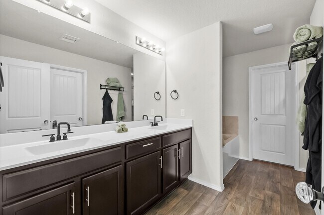 Building Photo - 8207 Amaryllis Ct