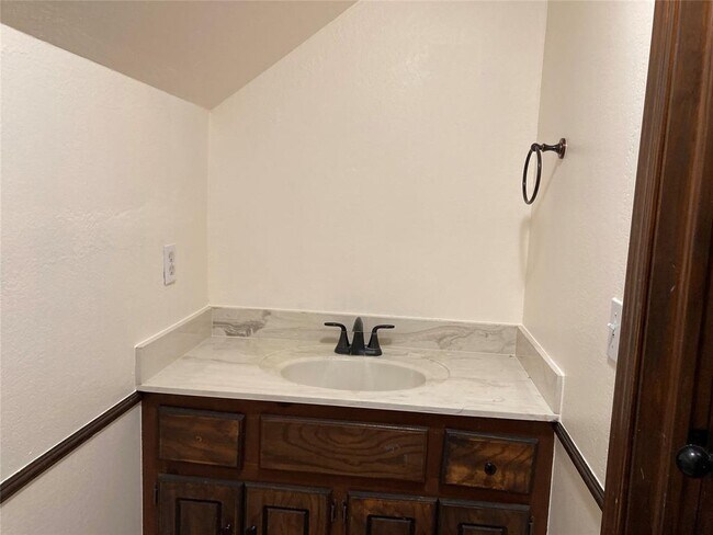 Building Photo - 405 Rhoades Ct