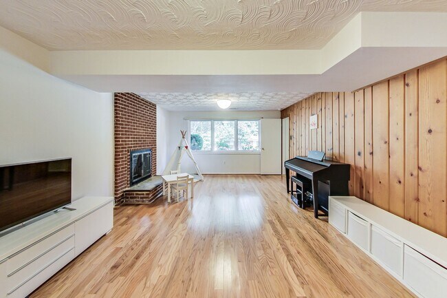 Building Photo - 3 bedroom/2 bath Light Filled Home Located in a Quiet Cul-de-Sac