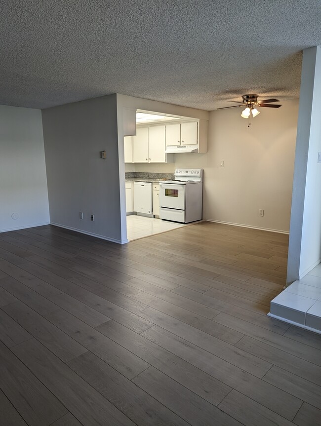 Dining area - 2960 W 235th St