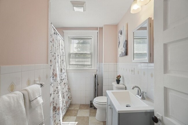 Building Photo - 318 Concord St