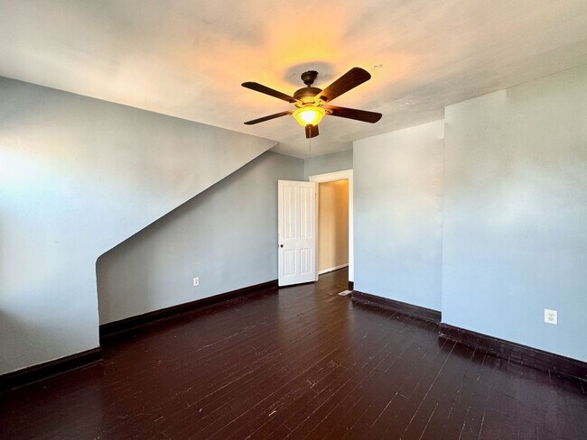 Building Photo - 4 Bed/2 bath UC Rental On Victor + Parking...