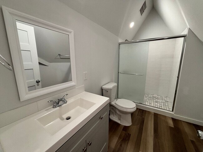 Building Photo - Newly updated 4 bedroom house in Laurelhurst neighborhood!
