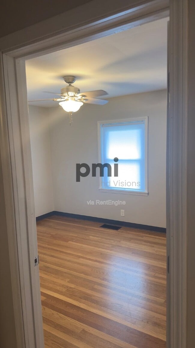 Building Photo - 1528 Division St