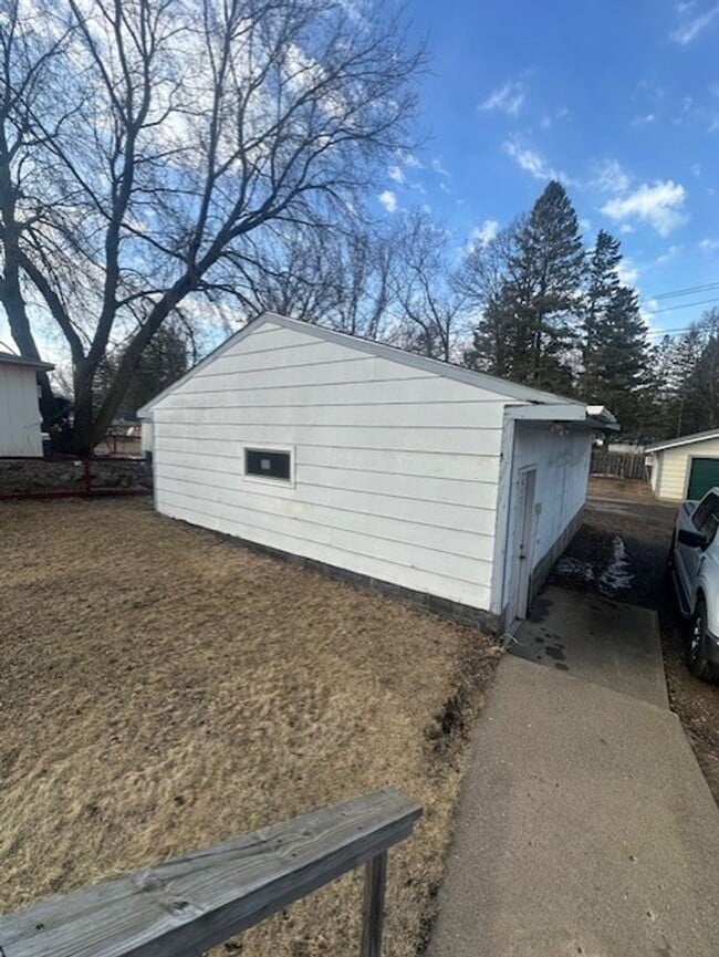 Building Photo - 4 Bed, 2 Bath Single Family Home - Crosby