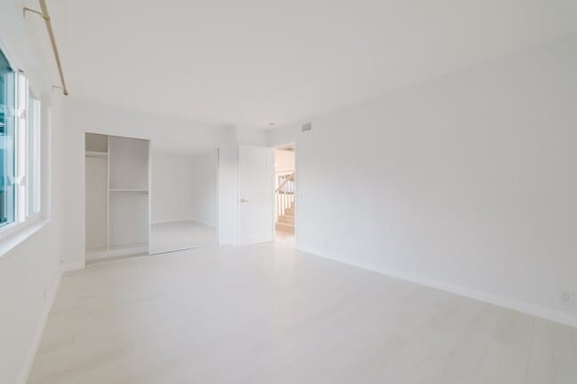 Building Photo - 3163 Camarillo Ave