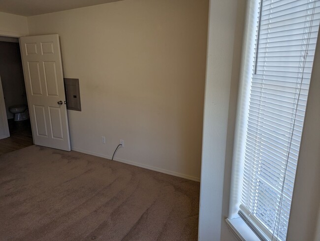 Building Photo - Nice 3 Bedroom 2 Bathroom Condo