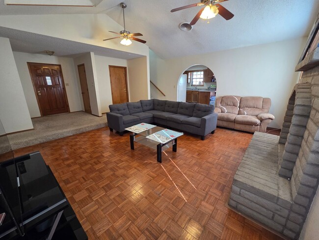 Building Photo - Large 4 Bdrm/3 Bath Home Close to Holloman AFB